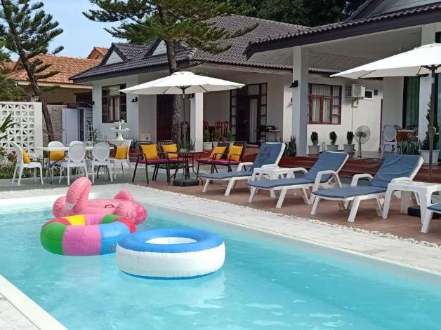 The pool with inflatable floats and cushioned loungers